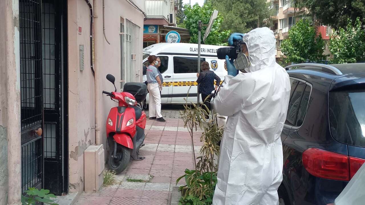 Kötü koku gelen evden ünlü modacının cesedi çıktı 2